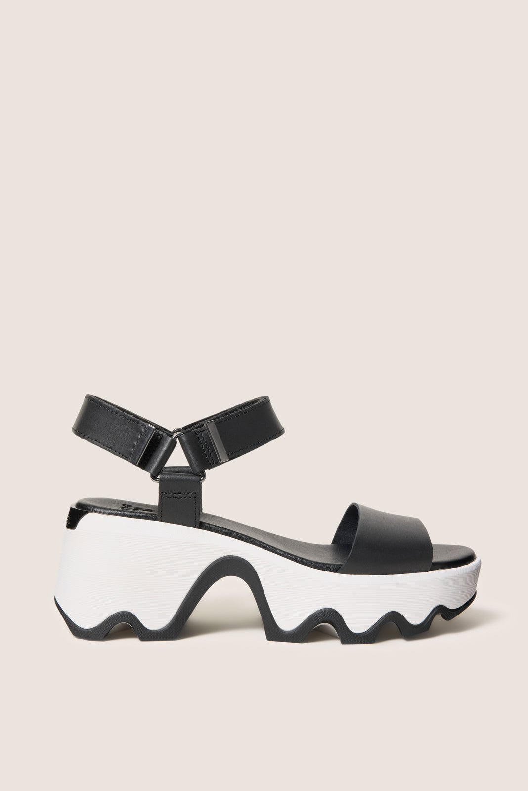 Kinetic Aura Y Strap Sandal
